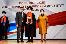 Сергей Ладанов вручил дипломы выпускниками МИФИ