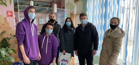 "Единая Россия" открыла пункты сбора гуманитарной помощи для беженцев Донбасса