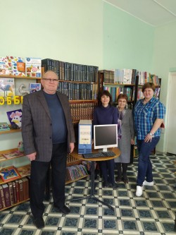 Депутат Алексей Бородин с поздравлениями посетил библиотеку №10
