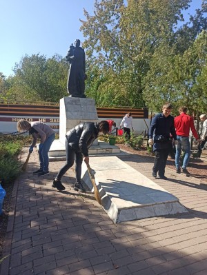 Осенняя трудовая акция «Память поколений» по инициативе депутата Волгодонской городской Думы Н.А. Голинской.