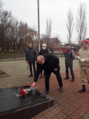 Депутат Алексей Владимирович Бородин с молодежью возложил цветы к памятнику погибшим воинам в годы Великой Отечественной войны