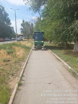 12 округ. Расчистка пешеходной дорожки.