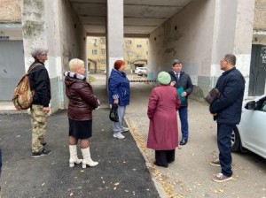 Округ 18. Депутат Сергей Ладанов встретился с жителями на придомовой территории