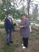 Депутаты раздали маски жителям округов