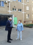 Депутаты раздали маски жителям округов
