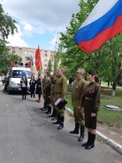 В Волгодонске ветераны принимали поздравления во дворах своих домов