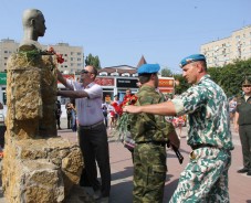 «Никто, кроме нас!» - главный девиз десантников звучал на площади Молодова, где  прошла официальная часть празднования Дня ВДВ