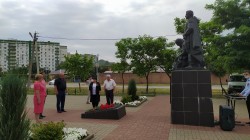 Депутат А.В.Бородин 22 июня, в день Памяти и Скорби, принял участие в возложении цветов к братской могиле