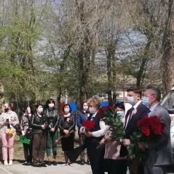 Возложение цветов к Братской могиле в 10 округе
