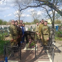 Возложение цветов к могиле Героя Советского Союза в 10 округе