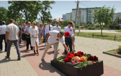 Депутат 11 округа принял участие в возложении цветов