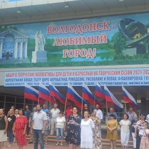 Депутат 10 округа приняла участие в акции "Поднимаем свой флаг" 