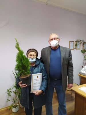 Депутат Алексей Владимирович Бородин вручил подарки участникам городского конкурса