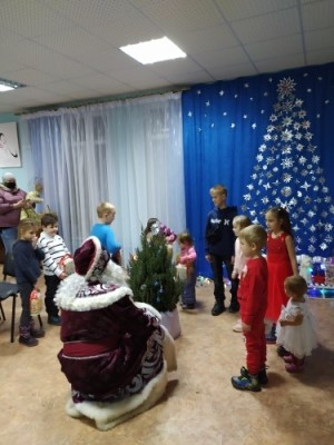 Дед  Мороз  со Снегурочкой прибыли в гости к деткам  16 округа