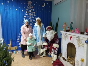 Дед  Мороз  со Снегурочкой прибыли в гости к деткам  16 округа