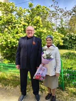 Округ 16: Депутат Бородин А.В. поздравил с праздником Победы маму Игоря Дудки