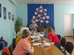 В округе №16 мастер Ольга Владимировна провела мастер-класс по изготовлению пасхальной курочки