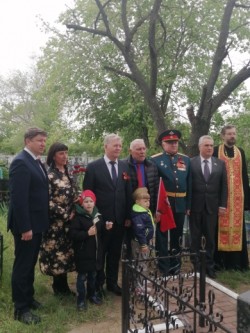 Возложение цветов к могиле Героя Советского Союза