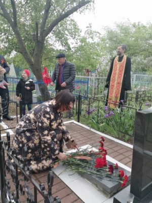 Возложение цветов к могиле Героя Советского Союза