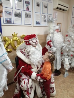 Дед Мороз поздравил детей 10 округа с Новым годом!