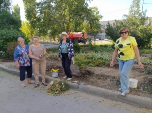 Округ16: Проведен еще один субботник на клумбе возле Памятного знака героям-воинам И.Дудке и С.Ногину