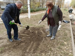 Депутаты вместе с жителями провели месячник чистоты в округах