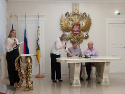 Округ 8: Семья Волосковых принимает поздравления от депутата Васильченко С.А. с золотым юбилеем!