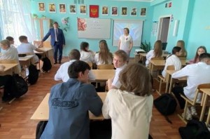 Округ 18. Депутат Сергей Ладанов провел Урок Парламентаризма в 13 школе