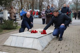 Сергей Ладанов и депутаты почтили память неизвестных солдат