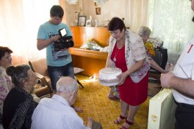 Людмила Ткаченко приехала к ветерану домой, чтобы поздравить его с юбилеем