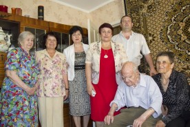 Людмила Ткаченко приехала к ветерану домой, чтобы поздравить его с юбилеем