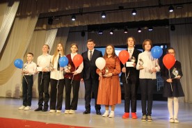 Сергей Ладанов наградил участников конференции Академии юных исследователей 