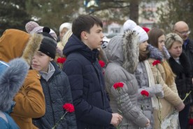В Волгодонске возложили цветы к монументу Героя России Михаила Ревенко