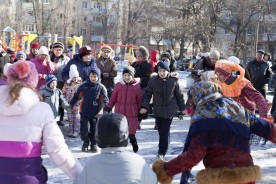 В микрорайонах завершились народные гуляния, посвященные проводам зимы