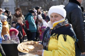 В микрорайонах завершились народные гуляния, посвященные проводам зимы