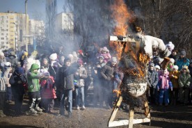 В микрорайонах завершились народные гуляния, посвященные проводам зимы