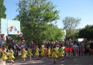 По инициативе депутата А.В.Бородина для детей в округе 16 прошел праздник «Пусть всегда будет солнце!»