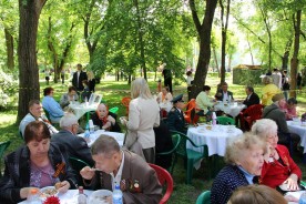 По традиции в парке «Победа» ветераны и жители города посетили «Полевую кухню». 