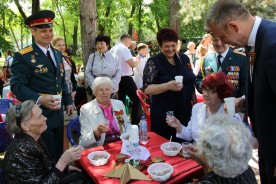По традиции в парке «Победа» ветераны и жители города посетили «Полевую кухню». 