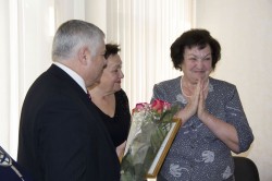 Председатель Думы-глава города поздравил с 70-летием Людмилу Глущенко - помощника депутата по избирательному округу №10