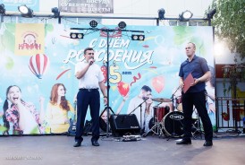 Заместитель председателя Волгодонской городской Думы поблагодарил сотрудников пиццерии «Камин» за добросовестный труд
