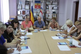 Помощники депутатов обсудили реализацию проекта «Дворовые игры» и подготовку к городской выставке цветов