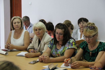 Помощники депутатов обсудили права потребителей и поговорили о поддержке чистоты в округах