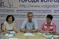 Помощники депутатов обсудили реализацию проекта «Дворовые игры» и подготовку к городской выставке цветов