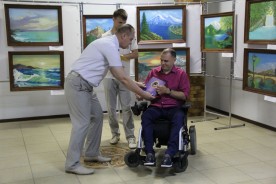 Заместитель председателя Волгодонской Думы Игорь Батлуков поздравил Александра Дорофеева с открытием персональной выставки