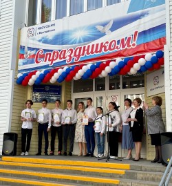 В 8 округе школьникам вручили благодарственные письма и денежные премии от депутата Сергея Асташкина
