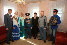 Сергей Ладанов поздравил участника Сталинградской битвы с 89-летием