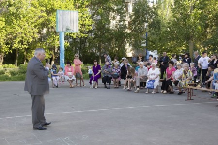 Серьезный разговор: в микрорайонах города в эти дни проводятся информационные встречи, организованные для жителей депутатами городской Думы