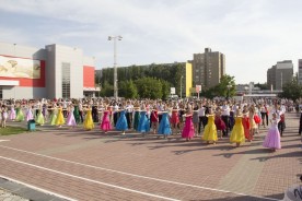 Выпускники Волгодонска поклялись следовать идеалам добра и приняли участие в  танцевальном флеш-мобе
