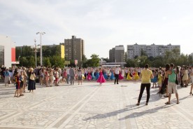 Выпускники Волгодонска поклялись следовать идеалам добра и приняли участие в  танцевальном флеш-мобе
